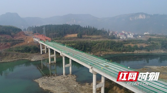 麻阳岩拖公路:锦和段锦江大桥顺利合拢