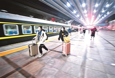 2021年北京春运首趟列车发出 列车重点部位每4小时消毒一次
