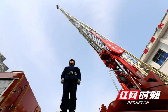 新春走基层丨驾着53米的云梯消防车，他欲和高楼“肩并肩”