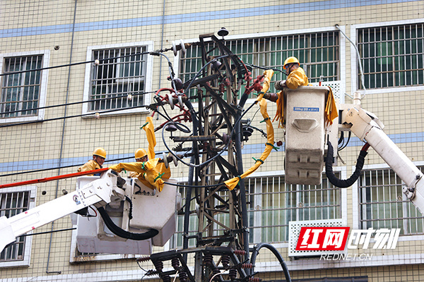 国网衡阳供电公司：节前带电作业让居民春节用上“舒心电”