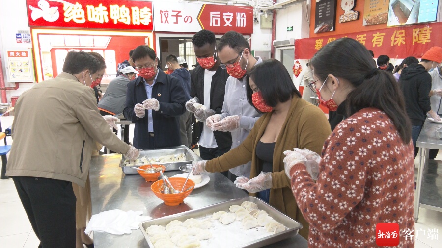 尼日利亚留学生乐享“中国年” 用《甜蜜蜜》和快板为中国朋友送祝福