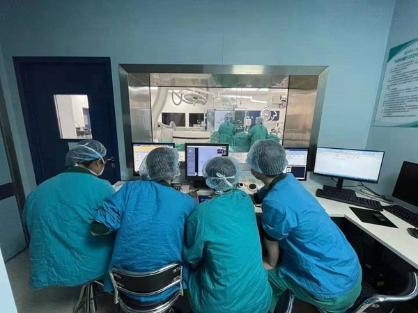 复合手术室显优势 德阳市人民医院助孕妈妈完成分娩