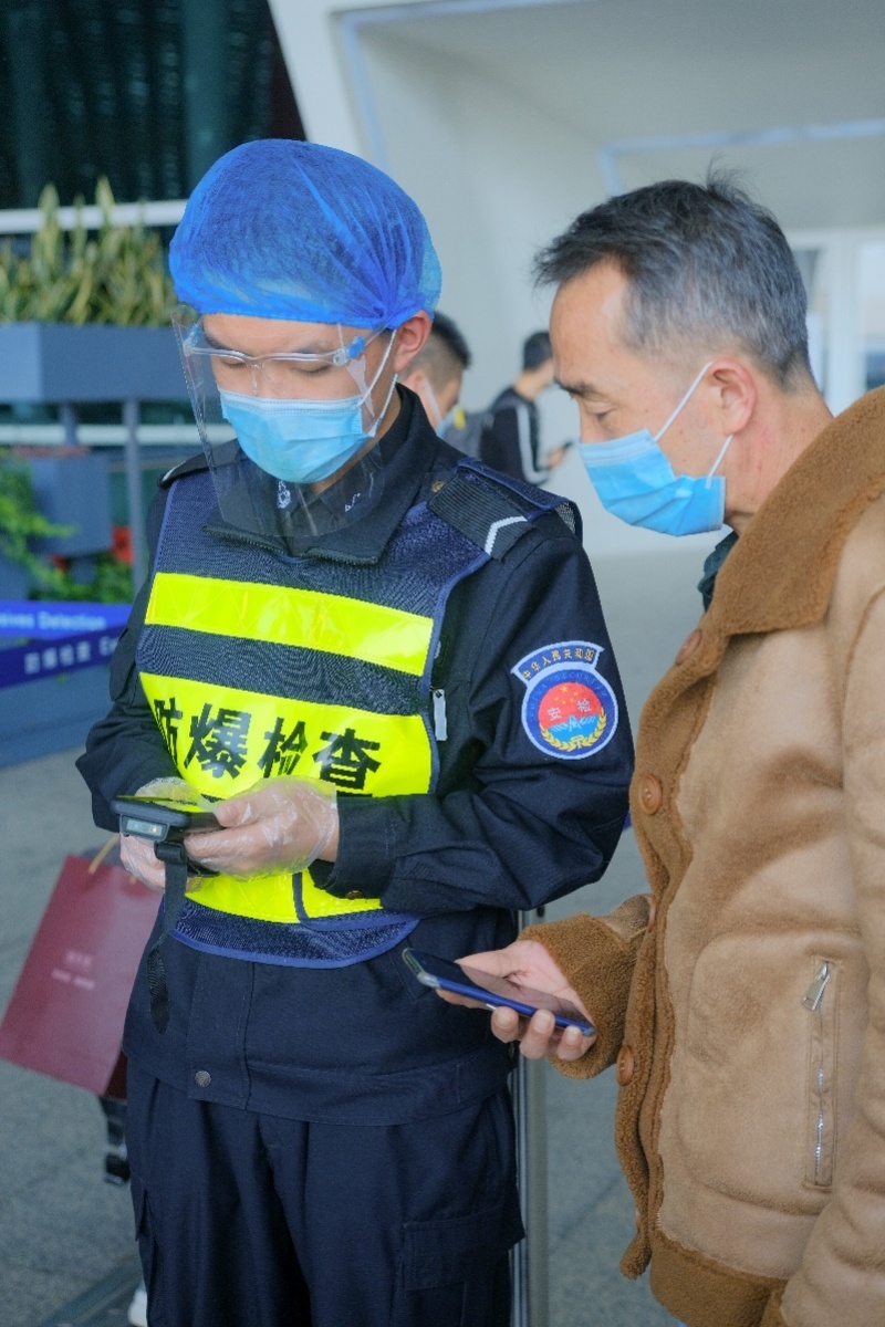 【先行示范区】深圳机场春运适老服务出新招，不用手机用身份证能查健康码