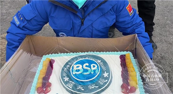 特别报道 | 300公里外的“蓝精灵”为队友送来生日蛋糕