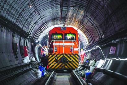 为保障地铁运营安全，上海地铁人今年春节假期又在隧道内度过