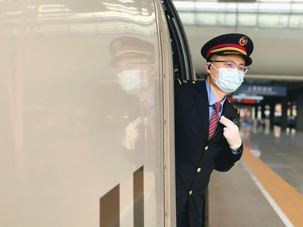【网络中国节·春节丨春节我在岗】“过家门而不入”的高铁列车长