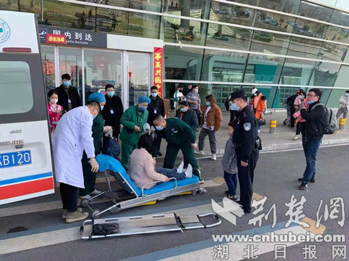 旅客飞行途中突发疾病 襄阳机场分局紧急救助