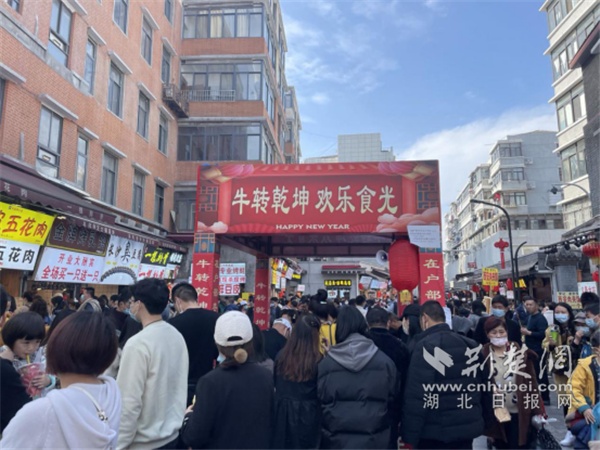 “就地过年”吃在武昌户部巷    年货节受游客欢迎