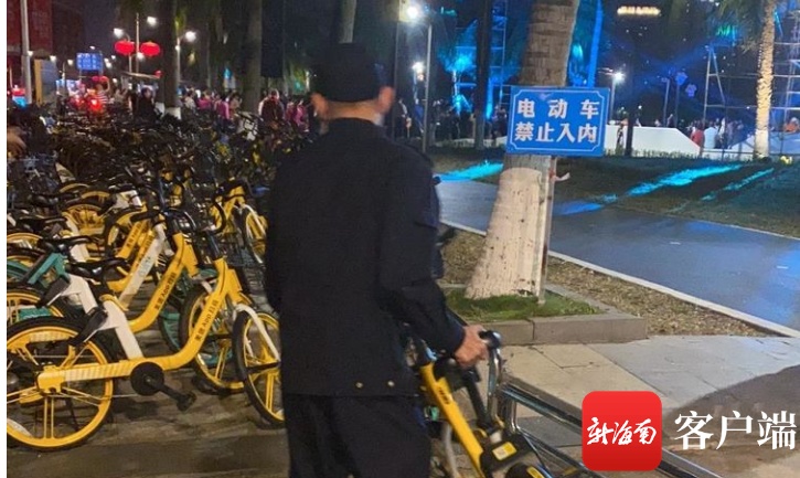 海口龙华区整治共享单车乱停放 在非划线区域停放的将一律暂扣