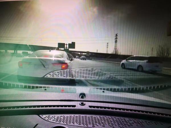 高速路上野蛮变道险酿事故被网友举报 交警看了视频也害怕