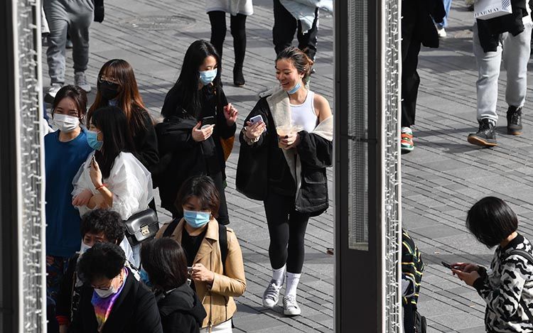 25℃ 再破纪录！2月21日北京三里屯街头秀“夏装”