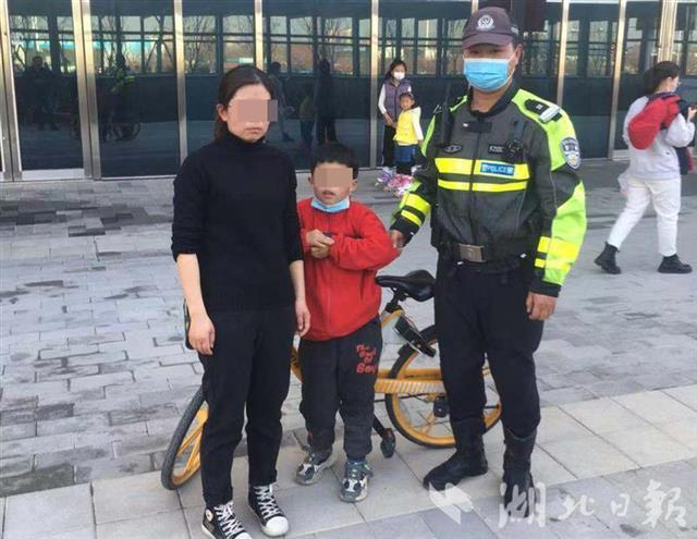 8岁男孩骑车走失 武汉热心交警帮助找回