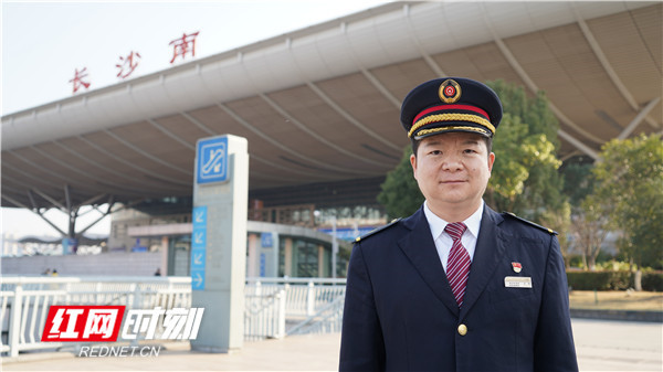 湖南首位安全行车300万公里的铁路司机产生，相当于绕赤道75圈