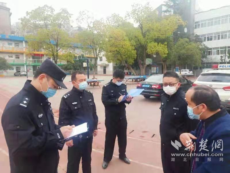武汉警方开启护学模式 校园周边“见警察、见警车、见警灯”