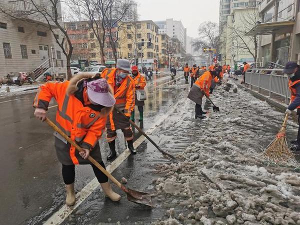 郑州共出动10万余人投入除雪工作 呼吁沿街单位、商户“自扫门前雪”利己利人