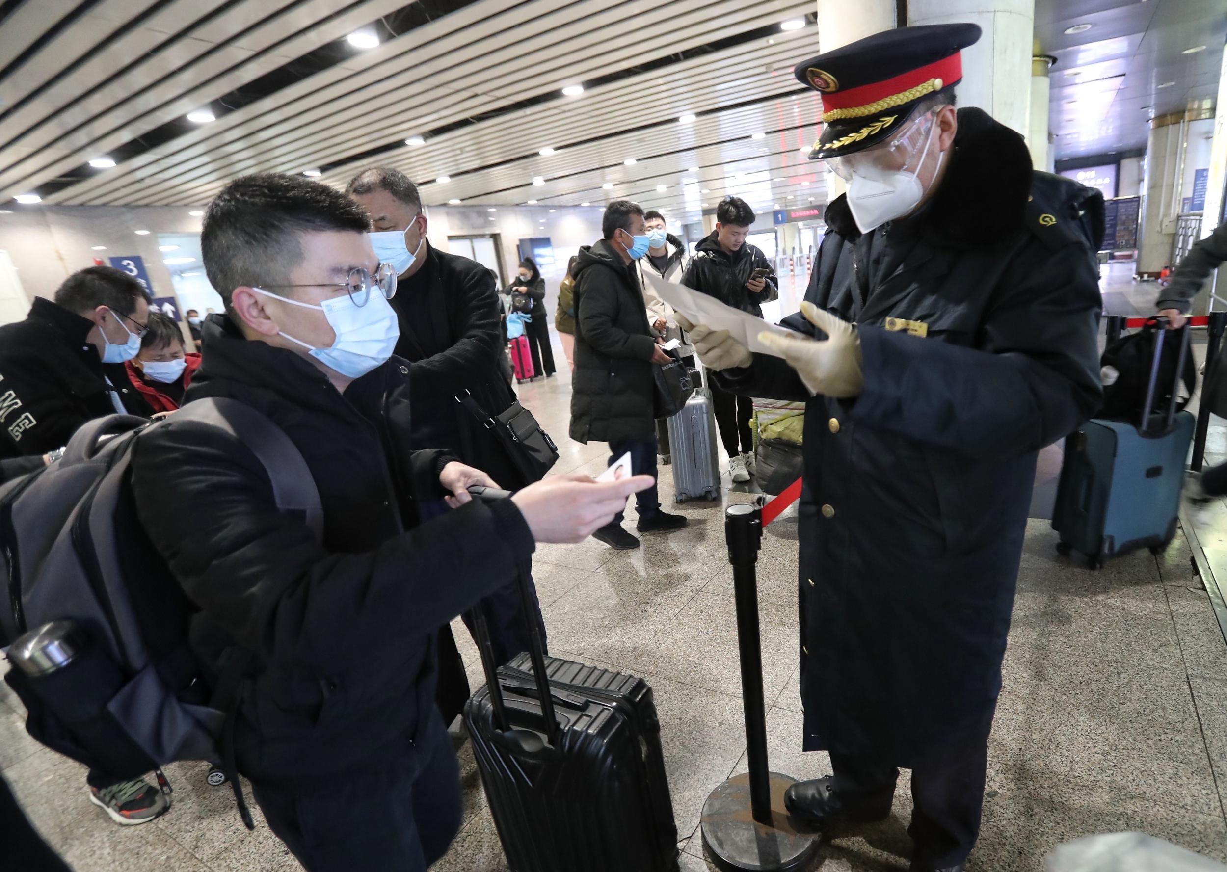 北京各火车站已对出站旅客查验核酸检测证明