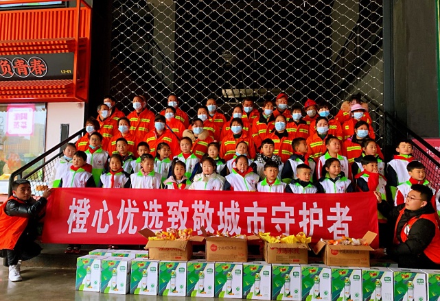 长沙县志愿者协会组织“2021新春温暖公益行”，为环卫工人送“元宵礼包”