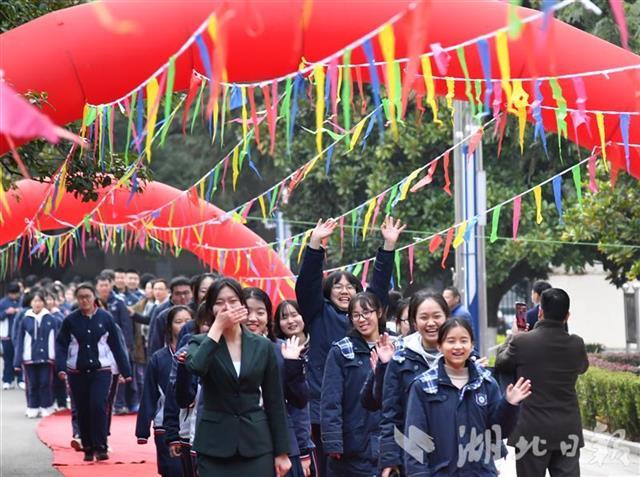 穿过三道彩虹门，武汉东湖中学为高三学子举行成人礼