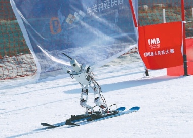 首届“全国机器人竞技大赛冰雪全明星挑战赛”在北京八达岭滑雪场举行