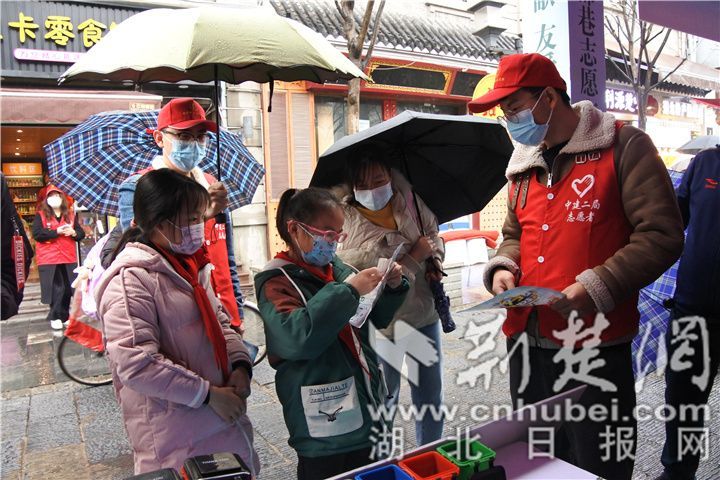 武昌户部巷：志愿者们摆出服务市集 温暖春天里