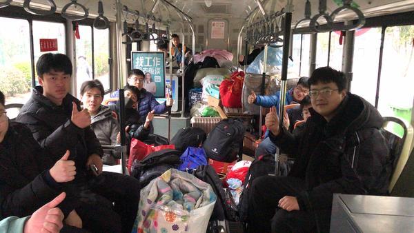 郑州50台定制公交进校园，助力4000余名高校学子步入新校区