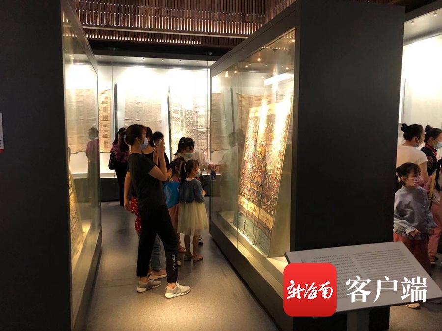 海南省民族博物馆开展3.8妇女节亲子活动 邀请100组家庭制作黎锦服饰