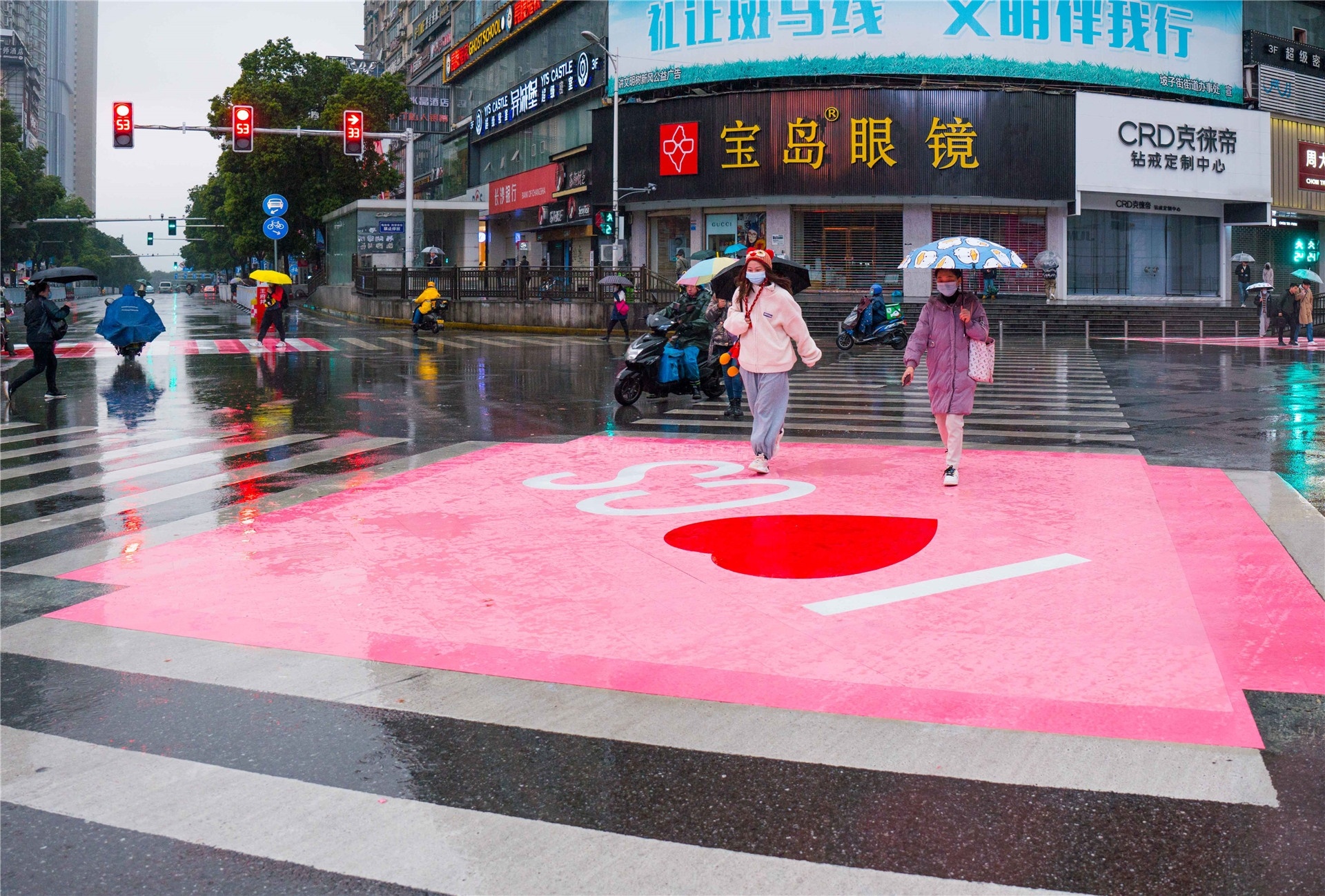 “三八节”粉红斑马线刷屏 湖南多款“过街神器”彰显城市温度