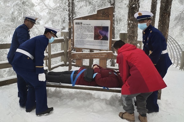 老人游玩西岭雪山高海拔景点意外摔伤 森林消防员紧急救援