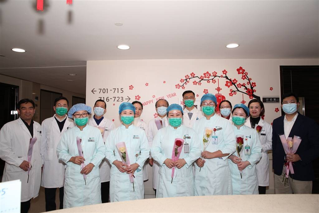 上海国际医学中心开展“三八妇女节”温情送花活动