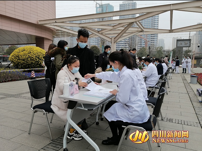 情系“三八”妇女节 川大华西第二医院举行线下义诊活动
