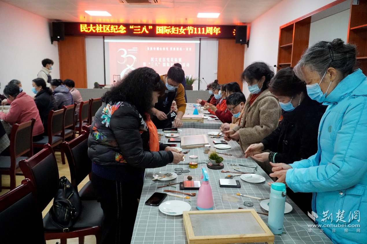 武汉民大社区各族妇女代表感受传统手工技艺 喜迎“三八”妇女节
