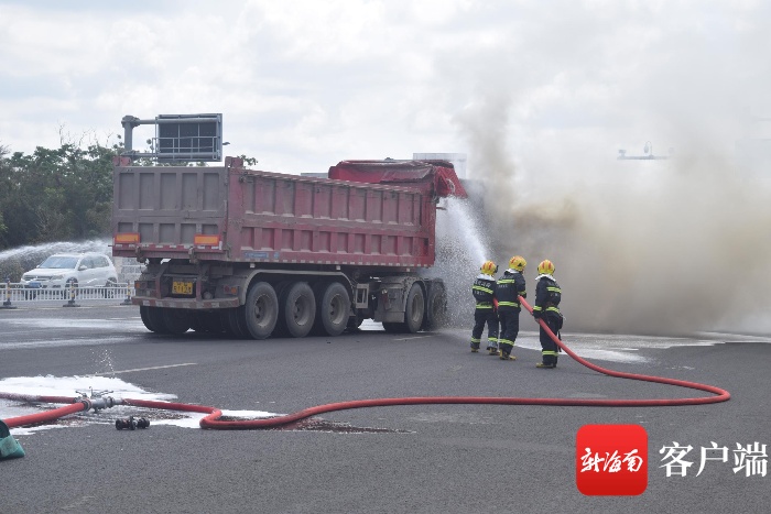 洋浦一辆液化天然气燃料动力货车突发起火 消防紧急救援