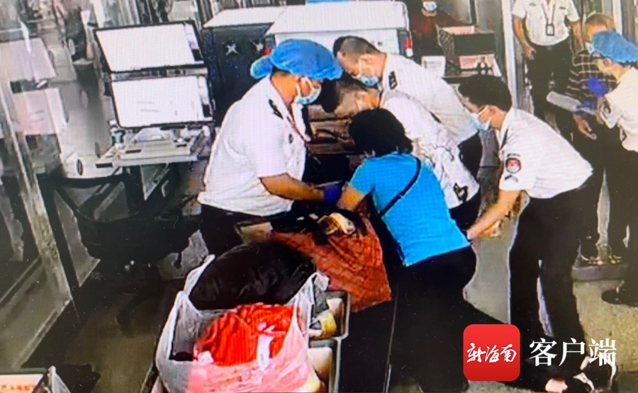 旅客突然全身抽搐倒下，三亚机场安检员在千钧一发之际抱住他！