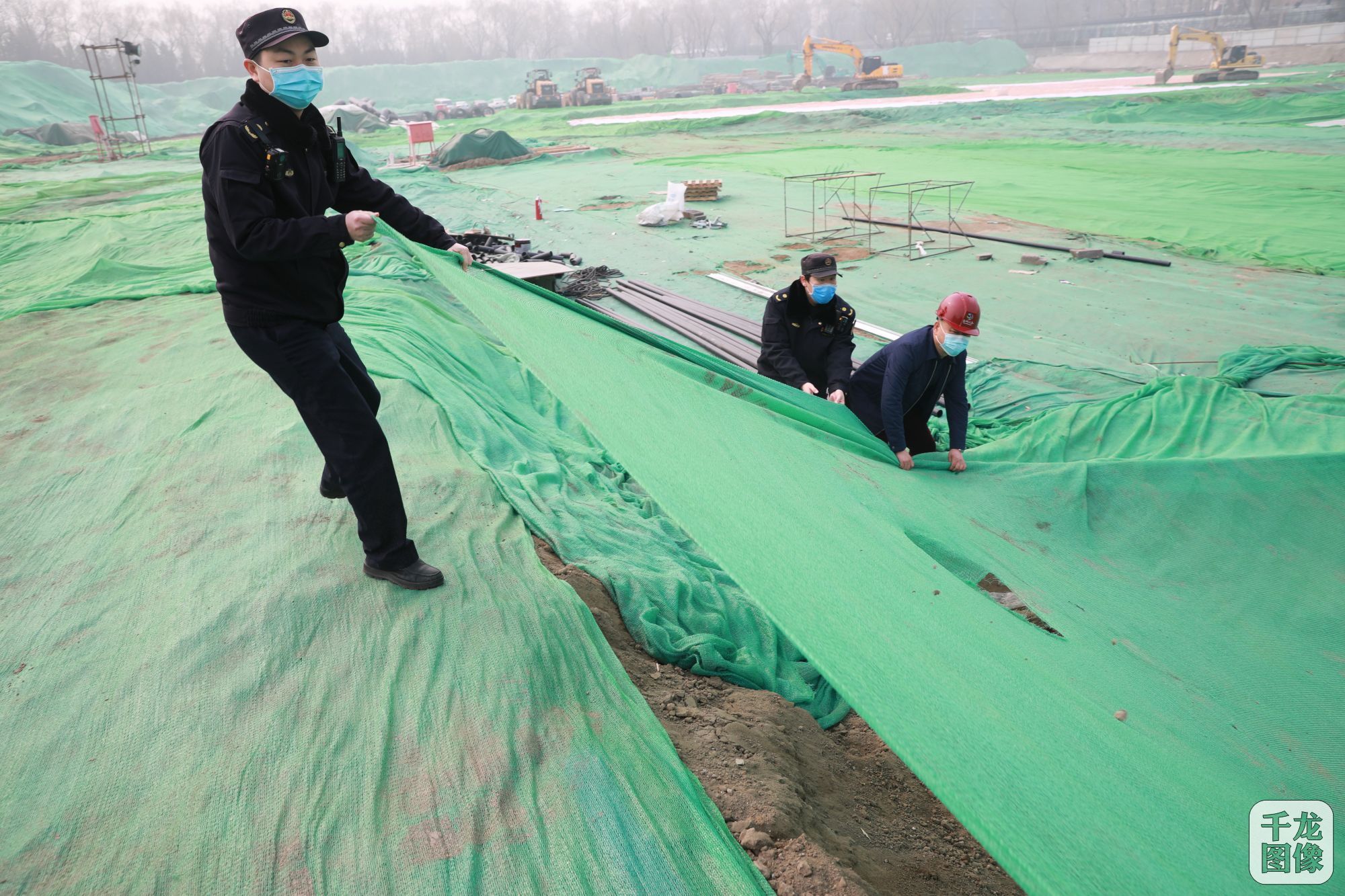 空气重污染黄色预警 北京城管部门开展工地防尘降尘执法检查工作