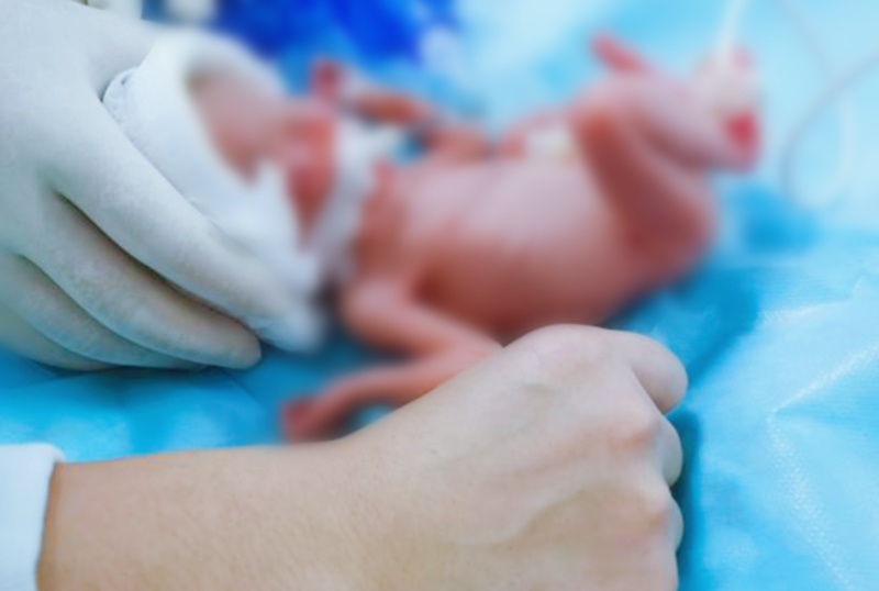 早产女婴体重仅550g 医护组团“打怪” 携宝宝连闯难关迎“新生”
