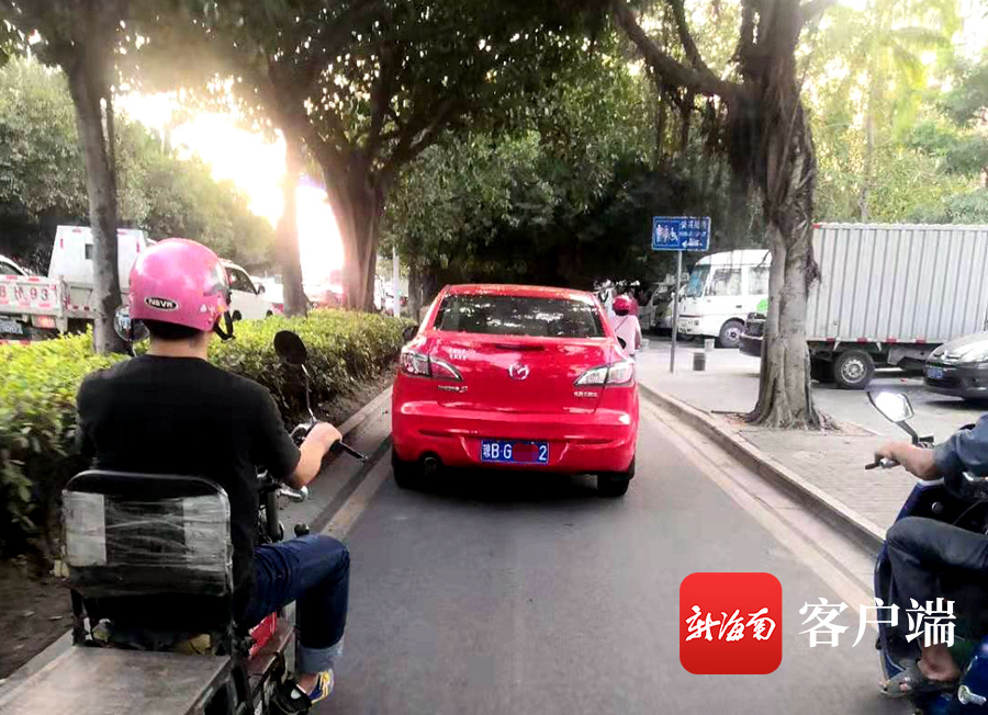 网友：这辆汽车占用非机动车道行驶 三亚交警：收到，马上处理！
