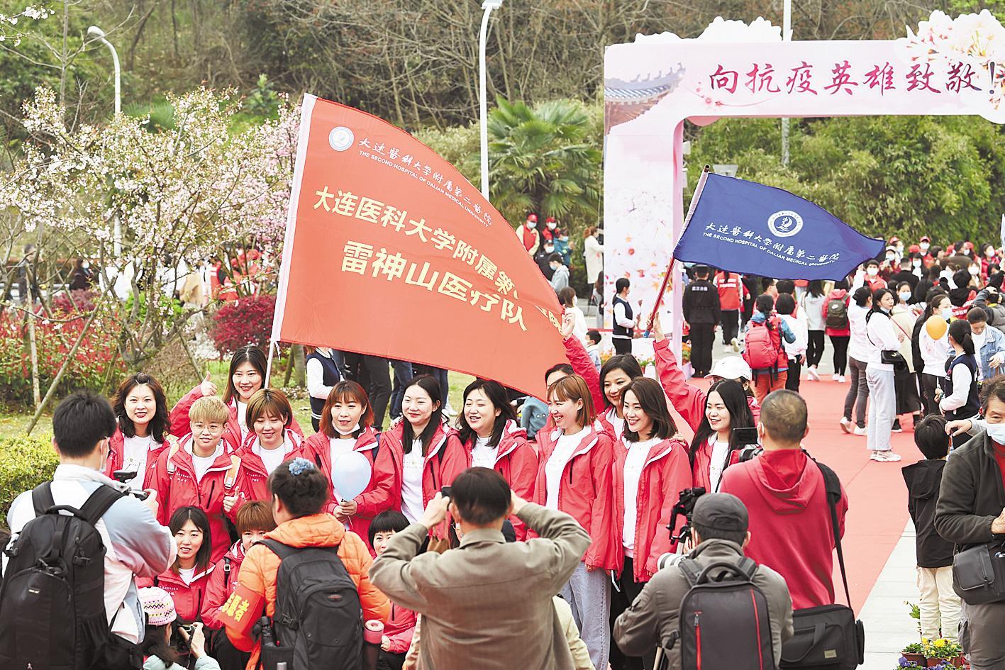 武汉大学盛情邀请 “鄂”的亲人欣然赴约  抗疫英雄及家属万余人回“珈”赏樱