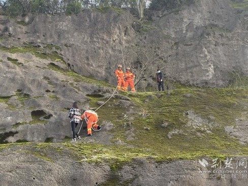 鄂州两女子为做盆景被困山坡 消防员徒步爬山救援
