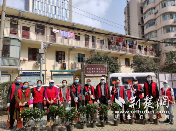 武汉市洪山路社区开展“携手种花植绿 共建美丽社区”活动