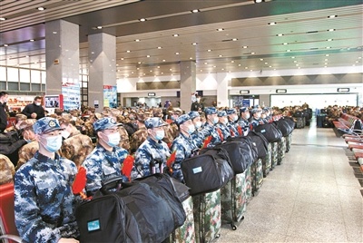 北京1400余名新兵启程