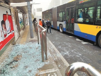 方庄桥西公交站 大风中碎裂的玻璃碴清干净了