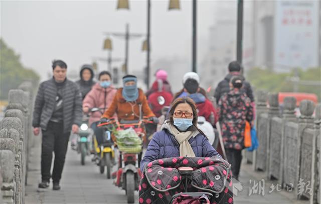 空气质量中度到重度污染下的荆州城