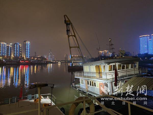 安庆籍货船汉江突发倾斜 武汉交通部门紧急救援助脱险
