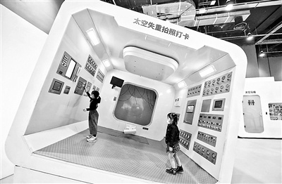 走进“天和号” 当回“航天员”：中国载人航天互动科普展在中国科技馆开幕