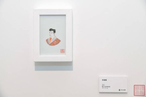 青年艺术家冯彬《西装人》釉上五彩瓷板画系列展在沪举行