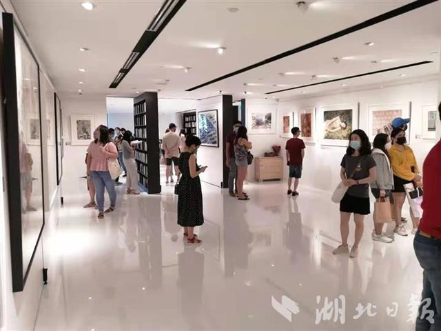 武汉青年画家作品在新加坡卓尔书店展出