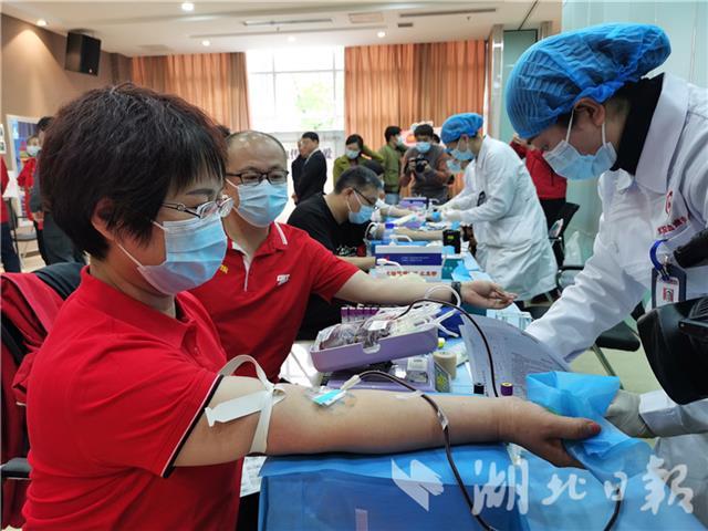 内蒙古援鄂医疗队员离汉前集体献血