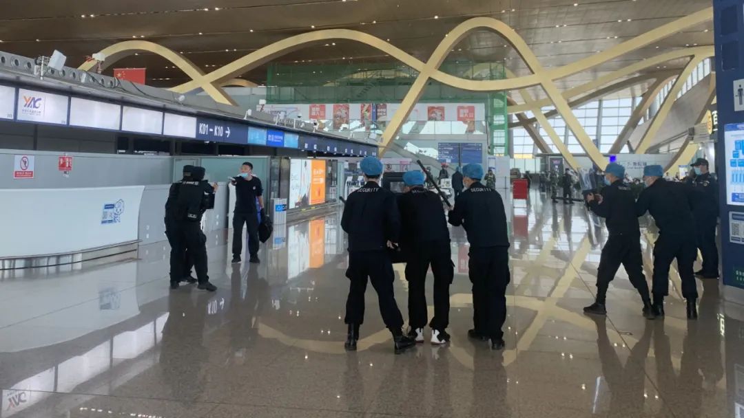 机场公安局联合武警、护卫部开展应急处突演练