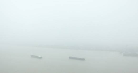 上海港今晨能见度不足500米 约800艘船舶抛锚等待