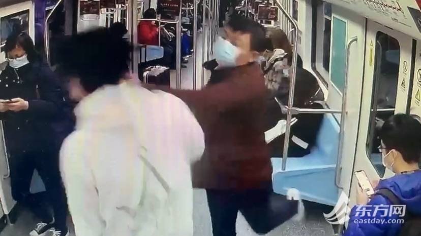 行拘！沪地铁内一乘客手机外放声音，不听劝阻还打人